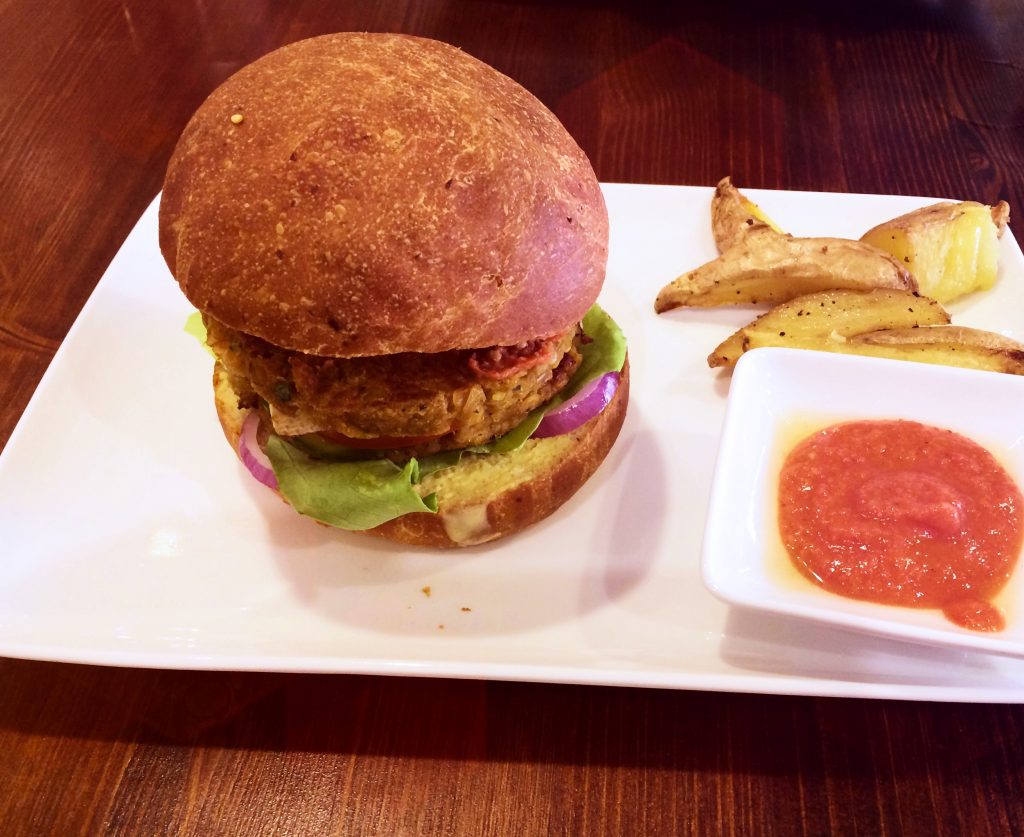 Vegan burger from Foodiez |Digital Nomad guide Budapest, Hungary